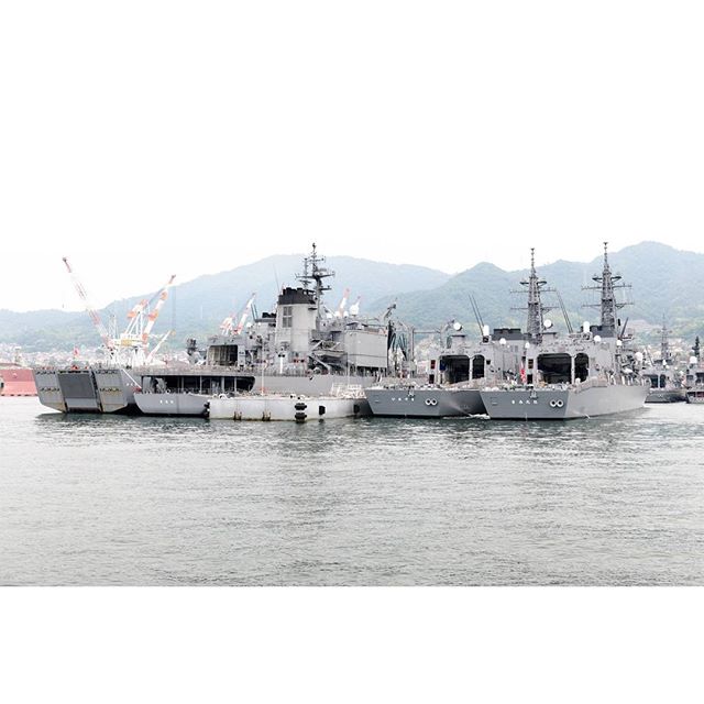 #呉港　護衛艦２隻と補給艦１隻。#instagramers #instagramJapan #icu_japan #top_pointfview #team_jp_ #team_jp_西 #ig_photooftheday #ig_japan #igersjp  #wu_japan #ig_nihon #Lovers_Nippon  #ig_nippon #love_nippon #ip_gallery #photoisland #Fukuoka  #ip_connect #tokyocameraclub #東京カメラ部 #ink361_asia #写真好きな人と繋がりたい #ファインダー越しの私の世界 #海上自衛隊 #JMSDF