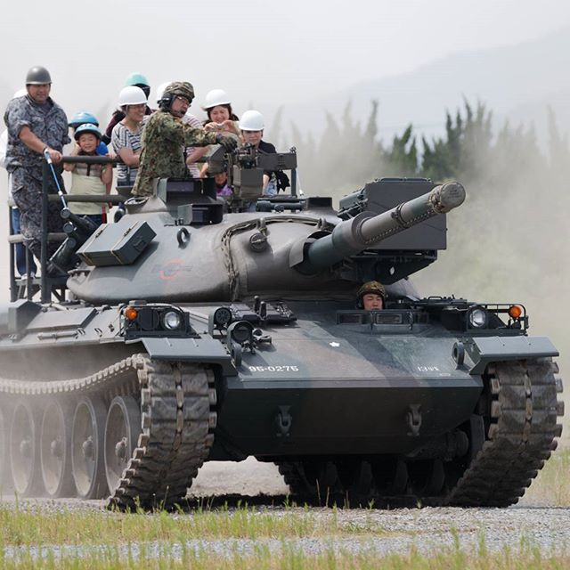 戦車乗れて楽しそうです。　#instagramers #instagramjapan #icu_japan #top_pointfview #team_jp_ #team_jp_西 #ig_photooftheday #ig_japan #igersjp  #wu_japan #ig_nihon #lovers_nippon  #ig_nippon #love_nippon #ip_gallery #photoisland #fukuoka  #ip_connect #tokyocameraclub #bestjapanpics_  #東京カメラ部 #ink361_asia #japan #olloclip#写真好きな人と繋がりたい #ファインダー越し私の世界 #jgsdf #戦車