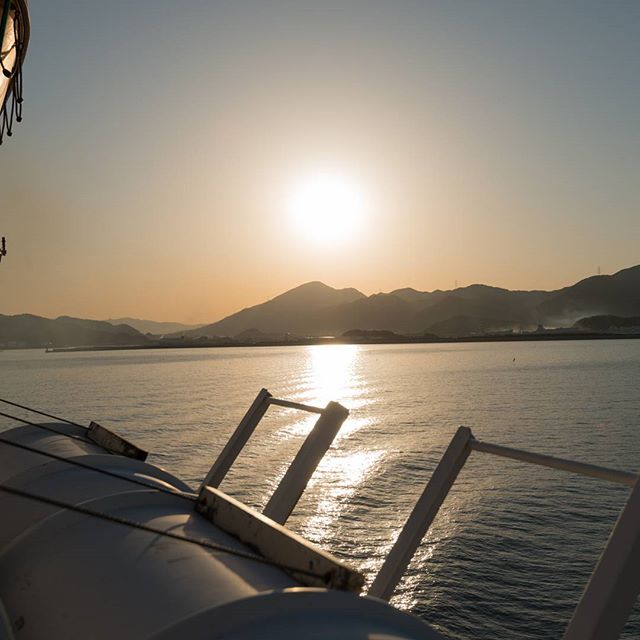 船旅　ガッツリ泊まり掛けでの船旅は初めてで色々勉強になりました。雑魚寝は背中が痛いです。#instagramers #instagramjapan #icu_japan #top_pointfview #team_jp_ #team_jp_西 #ig_photooftheday #ig_japan #igersjp  #wu_japan #ig_nihon #lovers_nippon  #ig_nippon #love_nippon #ip_gallery #photoisland #fukuoka  #ip_connect #tokyocameraclub #bestjapanpics#東京カメラ部 #ink361_asia #japan #olloclip#写真好きな人と繋がりたい#ファインダー越しの私の世界#船 #夕焼け #海