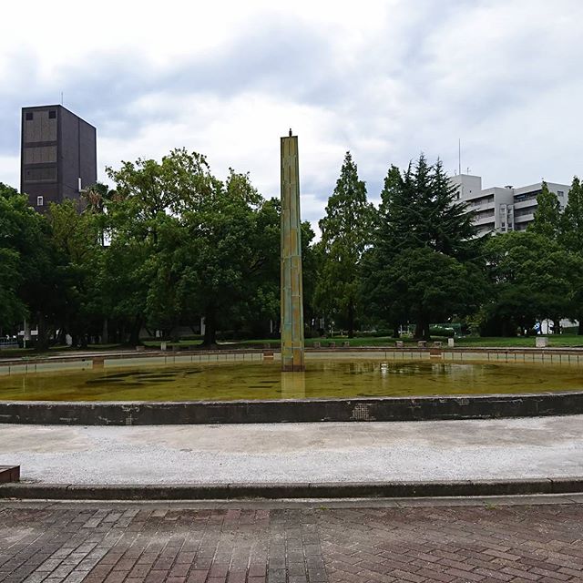 暑いのに噴水止まってる。
仕事探しの一休み。