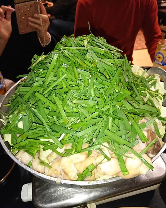 博多と言えば、もつ鍋。 ニラがたっぷり入って美味しかったです。